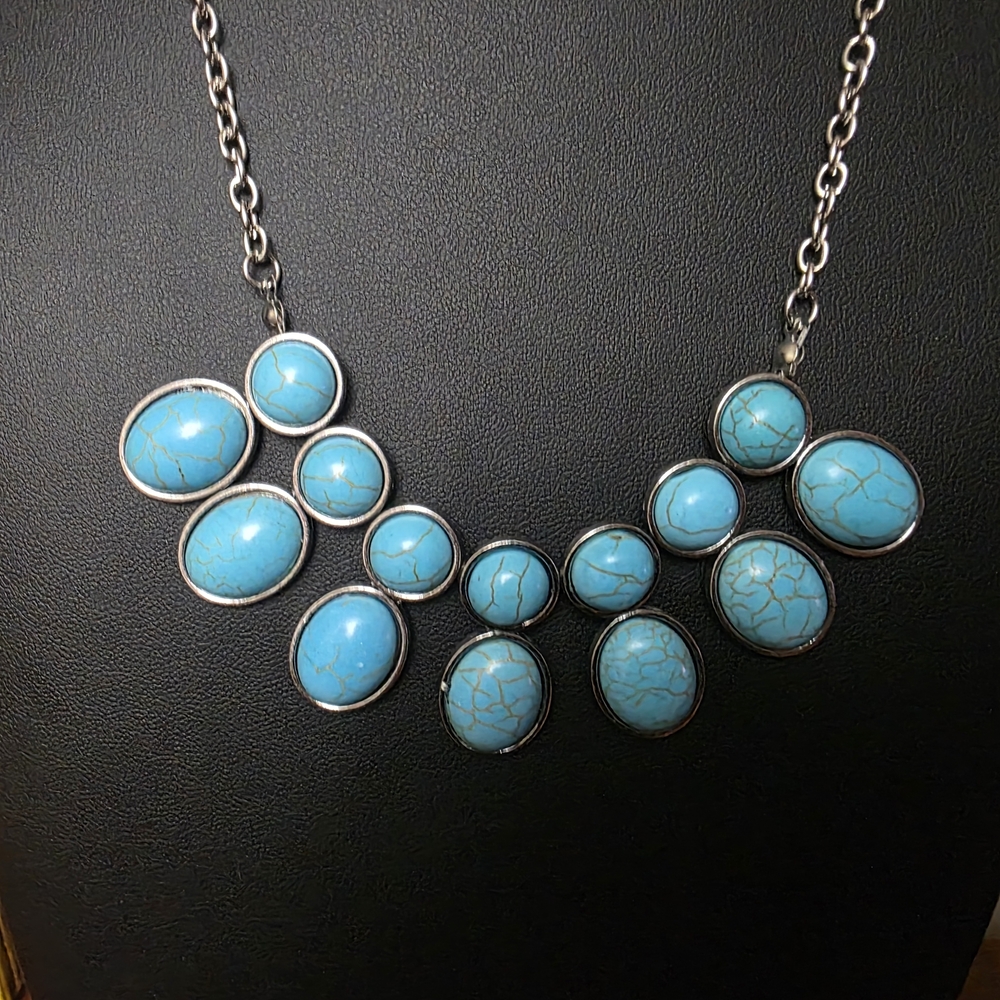 Faux Turquoise And Silvertone Necklace. Classy. Perfect Size. Wardrobe Enhancer!